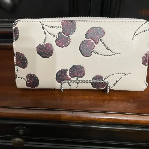Coach retail $390 cream winter cherry 🍒 long wallet nwt - Picture 2 of 5